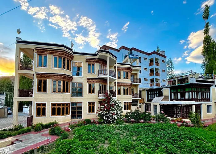 Zaltak Guest House And Hostel