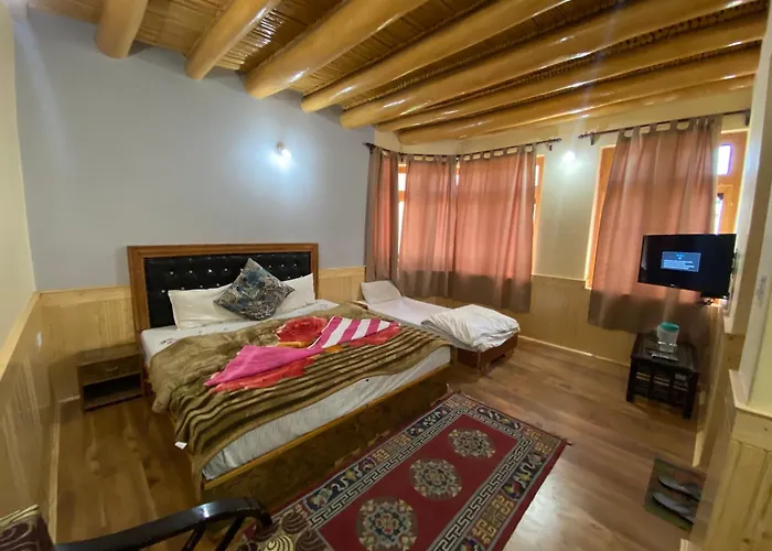 Zaltak Guest House And Hostel